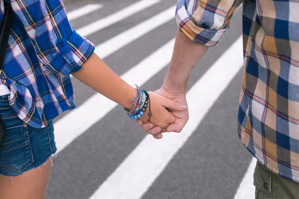 这对年轻夫妇手牵手在城里散步 — 图库照片