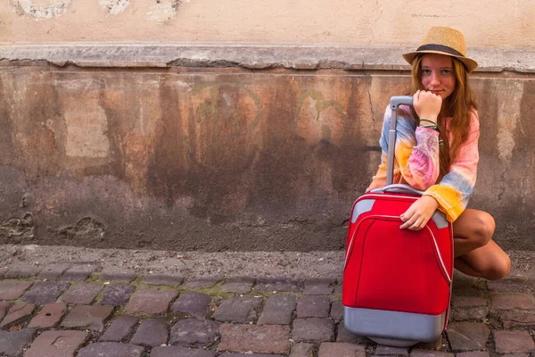 Güzel Kız Kaldırımda Bir Bavulun Yanında Oturuyor Turizm — Stok fotoğraf