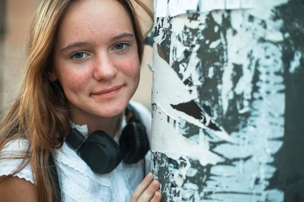 ヘッドフォンで音楽を楽しむ路上の女の子の肖像 — ストック写真