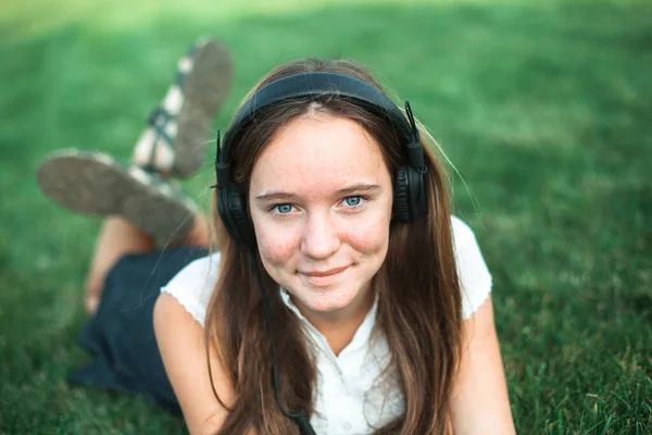 Retrato Linda Chica Césped Verde Disfrutando Música Con Auriculares —  Fotos de Stock