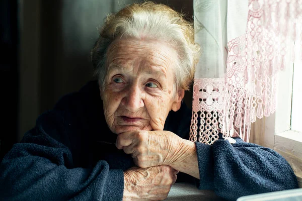 Porträtt Äldre Vacker Rynkig Kvinna Hennes Hem — Stockfoto