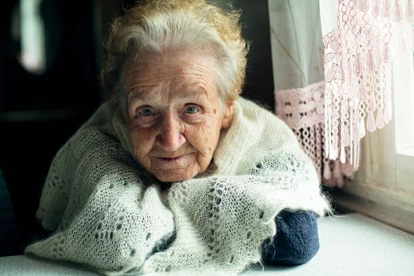 Портрет Пожилой Красивой Морщинистой Женщины — стоковое фото