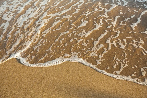Υφή Είναι Μαλακή Άμμο Παραλία Ένα Διαφανές Κύμα Τρέχει — Φωτογραφία Αρχείου
