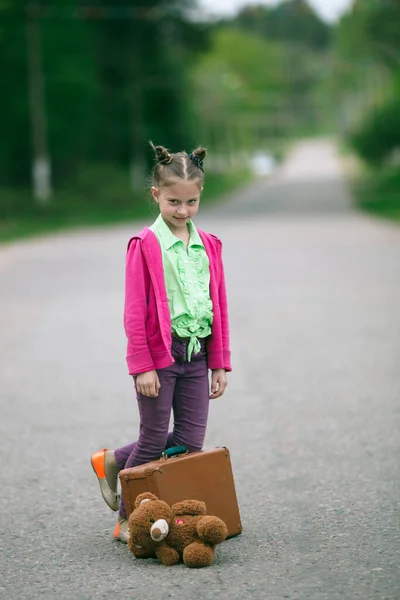 Aranyos Kislány Egy Bőrönddel Egy Plüssállattal Úton Idegenforgalom — Stock Fotó
