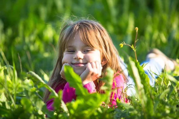 Little Girl Lies Grass Outdoors — Stock Photo, Image