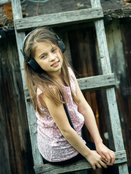 Cute Little Girl Enjoys Music Headphones Village Outdoors — Stock Photo, Image
