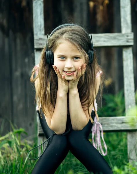 Schattig Klein Meisje Met Koptelefoon Het Dorp Buiten — Stockfoto