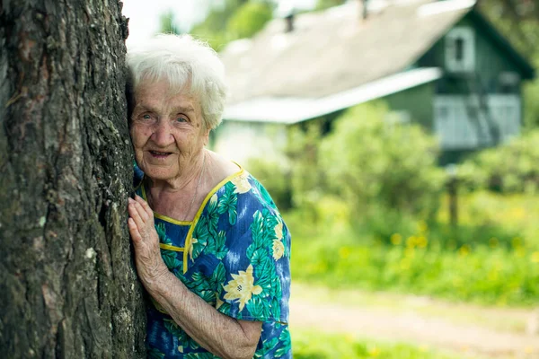 Stará Žena Stojí Venku Vesnici — Stock fotografie