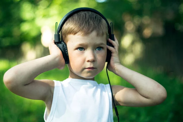Kleine Jongen Geniet Van Muziek Hoofdtelefoon Buiten — Stockfoto