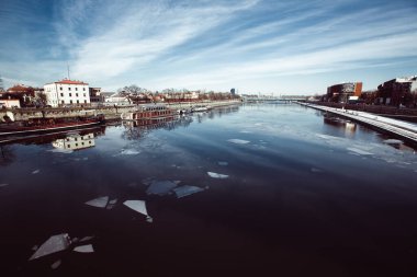Polonya 'nın tarihi merkezi Krakow' daki Vistula Nehri manzarası.