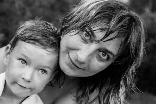 Mujer Joven Con Hijo Pequeño Retrato Blanco Negro Después Nadar — Foto de Stock