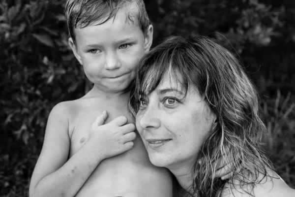 Ung Kvinna Med Ung Son Svartvitt Porträtt Efter Ett Dopp — Stockfoto