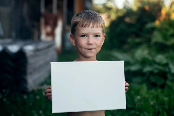 Kleiner Junge Hält Sauberes Weißes Blatt Papier Banner Für Botschaft — Stockfoto