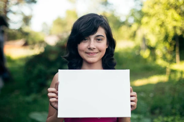 Teengirl Hält Sauberes Weißes Blatt Papier Banner Für Ihre Nachricht — Stockfoto