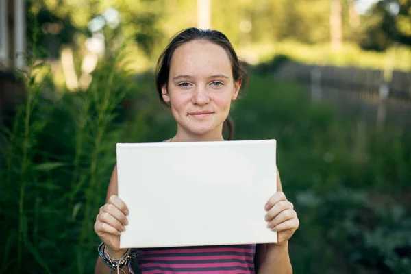 Adolescente Chica Sosteniendo Limpio Blanco Hoja Papel Pancarta Para Mensaje — Foto de Stock