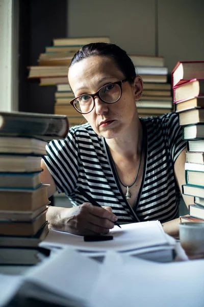 Serieuze Vrouw Die Een Boek Leest Schrijft Een Bibliotheek — Stockfoto