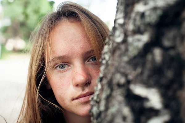 Detailní Portrét Teengirl Dlouhými Vlasy Venku — Stock fotografie