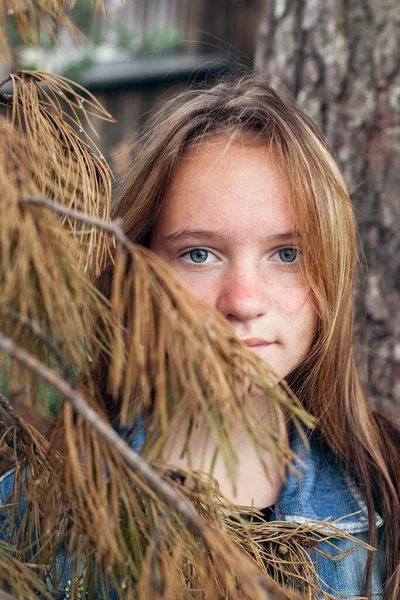 Portret Van Een Tienermeisje Bij Een Dennenboom Het Park — Stockfoto