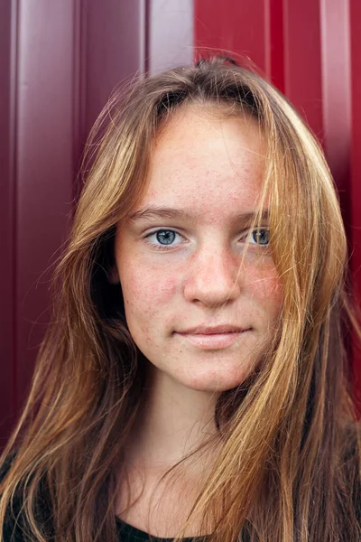 Metal Duvara Dayanmış Genç Bir Kızın Portresi — Stok fotoğraf