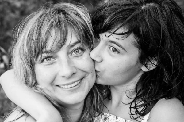 Una Joven Primer Plano Retrato Blanco Negro Besando Hija — Foto de Stock