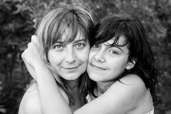 Uma Jovem Mulher Close Preto Branco Retrato Abraça Sua Filha — Fotografia de Stock