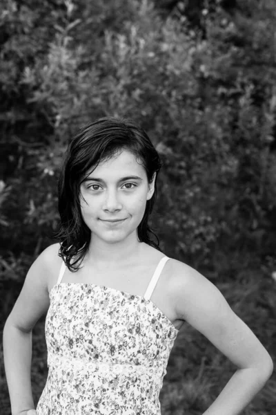 Черно Белый Портрет Девочки Подростка Улице — стоковое фото