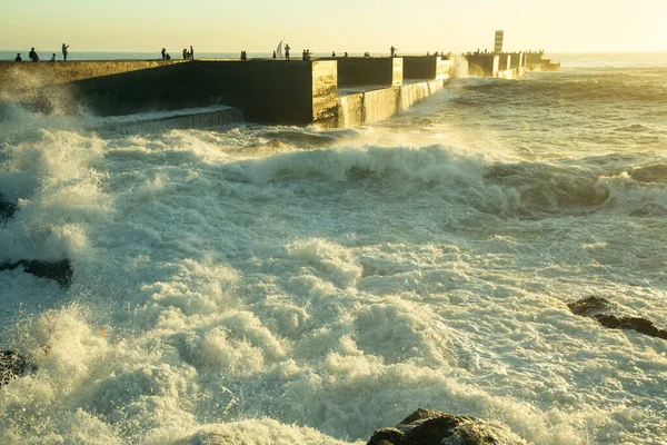 Ocean Πέτρα Προβλήτα Και Κύματα Surf Στο Ηλιοβασίλεμα Πορτογαλία — Φωτογραφία Αρχείου