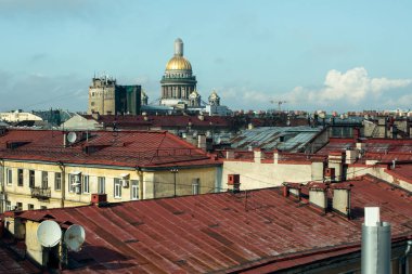 St. Petersburg, Rusya 'nın eski merkezindeki evlerin çatıları.