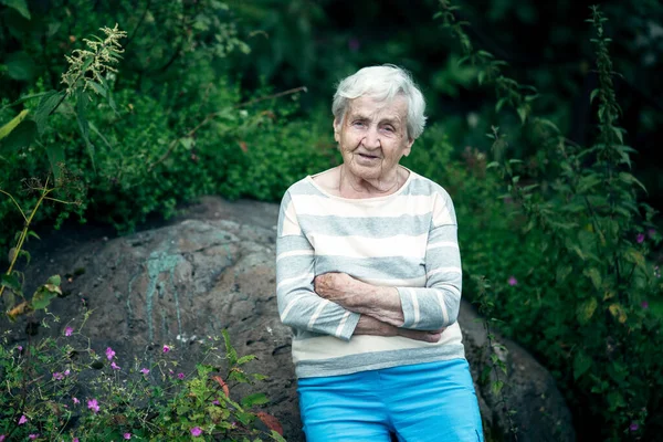 Retrato Mulher Idosa Posando Parque Entre Árvores Verdes — Fotografia de Stock