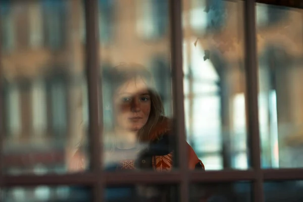 Pensive Jeune Fille Regarde Par Fenêtre — Photo