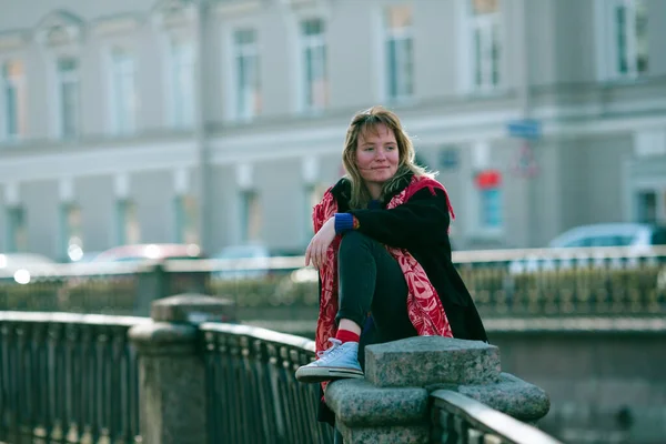 Egy Fiatal Lány Griboedov Csatorna Töltésének Korlátján Szentpéterváron — Stock Fotó