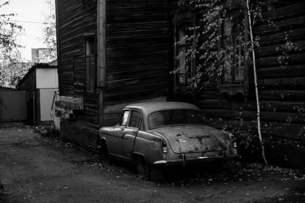 Auto Epoca Vicino Alla Casa Legno Tomsk Siberia Foto Bianco — Foto Stock