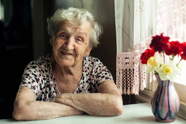 Ritratto Una Anziana Pensionessa Seduta Cucina Casa Sua — Foto Stock