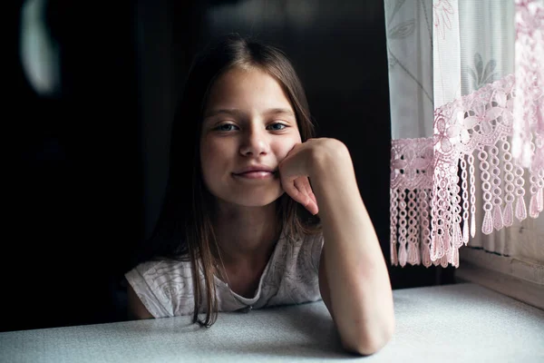 Menina Bonito Sentado Mesa — Fotografia de Stock