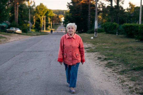 Stará Žena Procházející Vesnicí — Stock fotografie