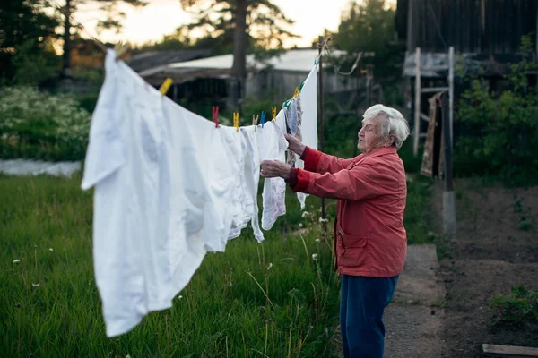 Uma Velha Fica Perto Sua Casa Aldeia — Fotografia de Stock