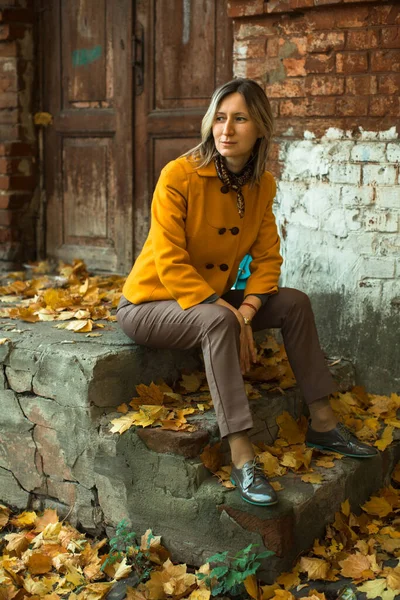 Vrouw Een Geel Jasje Zit Veranda Met Esdoorn Bladeren Herfst — Stockfoto