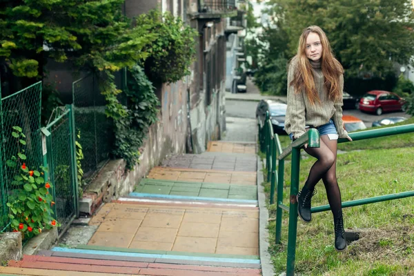 Dospívající Dívka Pózuje Pro Kameru Malé Ulici — Stock fotografie