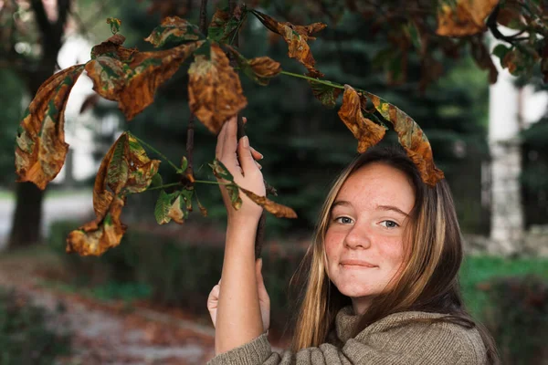 Ein Hübsches Mädchen Einem Herbstpark Mit Abgestorbenen Blättern — Stockfoto