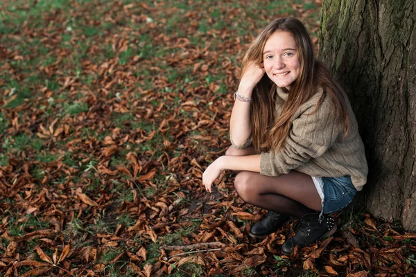 Милая Девушка Осеннем Парке Опавшими Листьями — стоковое фото