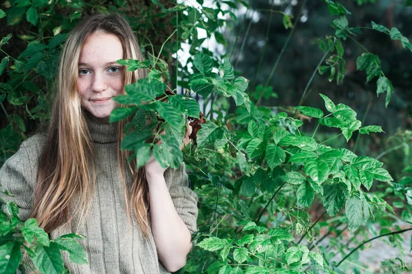 Ragazza Adolescente Nella Foresta Nel Parco Con Spazio Testo — Foto Stock