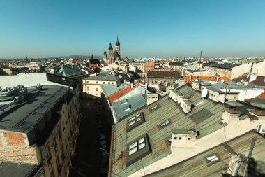 Polonya 'nın eski şehir merkezindeki Krakow' un çatısından bak..