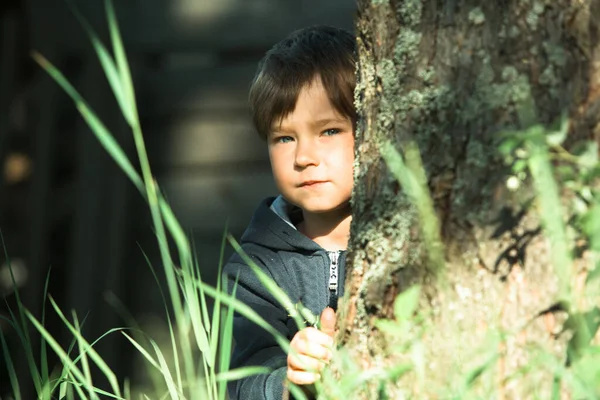 Ein Kleiner Junge Spielt Park — Stockfoto