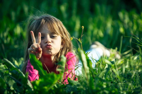 Piccola Ragazza Carina Posa Una Foto Nell Erba Verde — Foto Stock