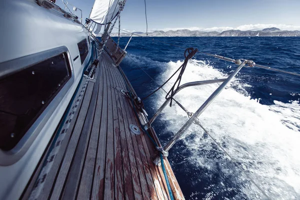 クルーズヨット 船の豪華ボートは海でヨットをセーリング — ストック写真
