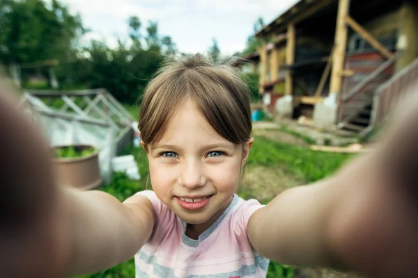 Pequeña Linda Chica Divertida Tomando Una Selfie Casa Viilage —  Fotos de Stock