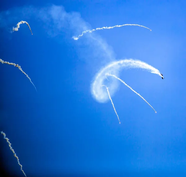 Kondenzációs Jelek Kék Égen Sugárhajtású Repülőkről — Stock Fotó