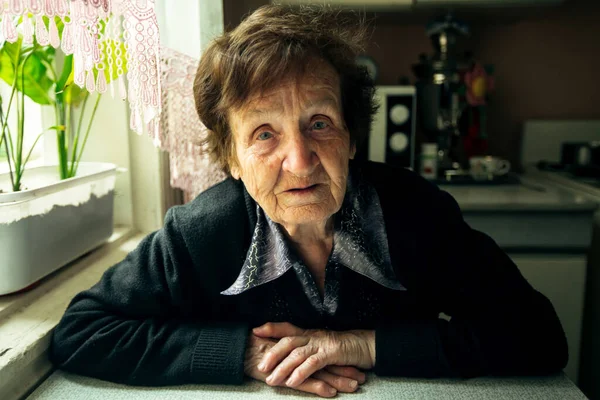 Πορτραίτο Ηλικιωμένης Γυναίκας Στο Σπίτι Της Στο Χωριό — Φωτογραφία Αρχείου