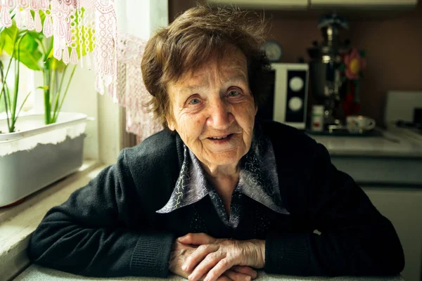 Evinde Gülümseyen Yaşlı Bir Kadının Portresi — Stok fotoğraf
