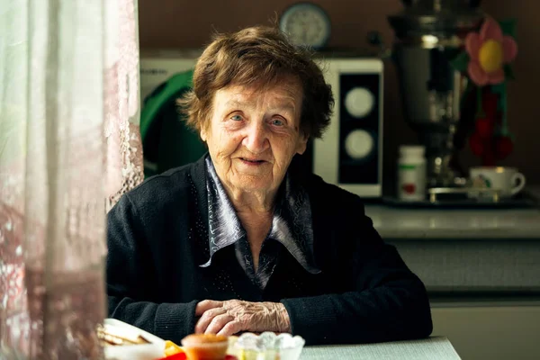 Retrato Mulher Idosa Cozinha Sua Casa Aldeia — Fotografia de Stock